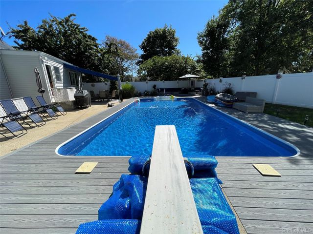 361 S Clinton Avenue, Lindenhurst, NY 11757