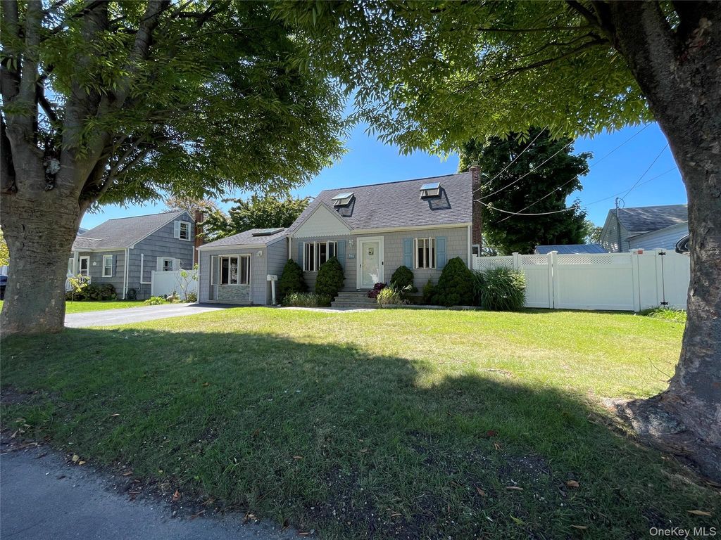 361 S Clinton Avenue, Lindenhurst, NY 11757 — photo 3