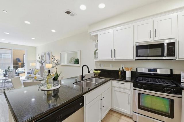 566 Almaden Walk Loop, San Jose, CA 95125