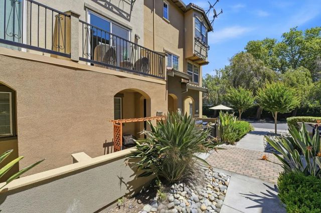 566 Almaden Walk Loop, San Jose, CA 95125