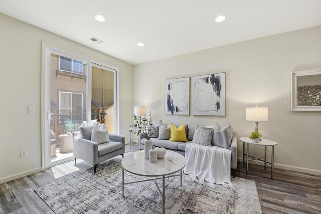 566 Almaden Walk Loop, San Jose, CA 95125