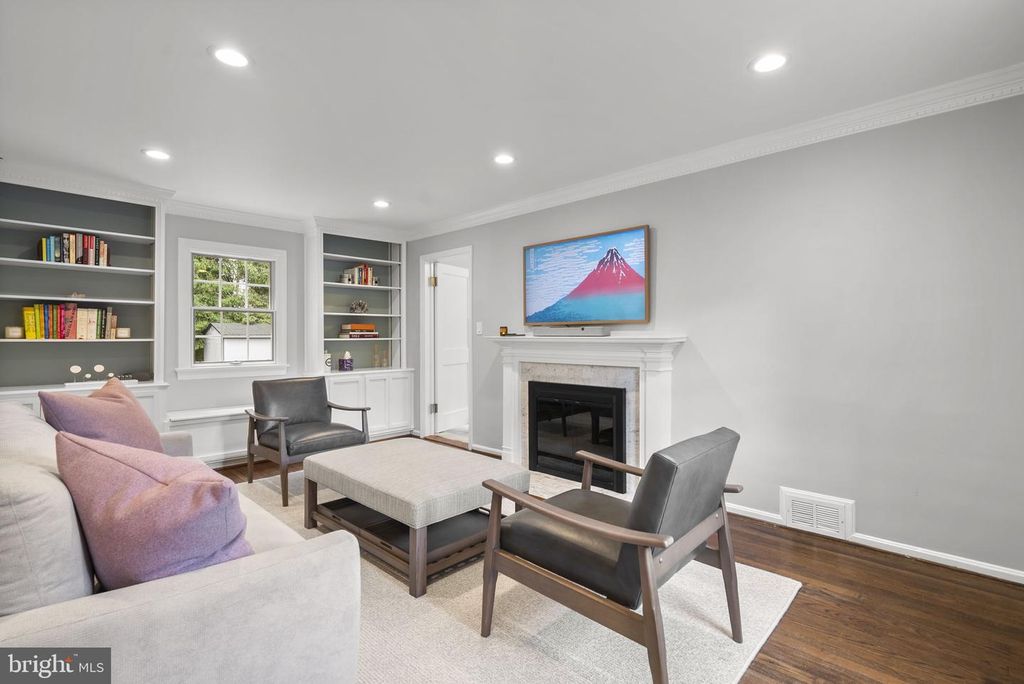 Image 2 of property listing at 5209 AUGUSTA ST, Bethesda, MD 20816