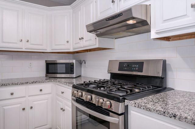 311 Orchard Park Dr, White House, TN 37188