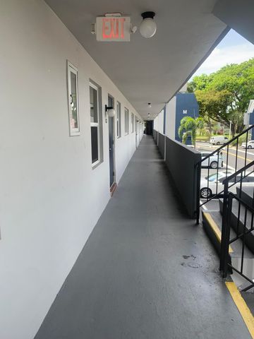 7887 Golf Cir Drive 212, Margate, FL 33063