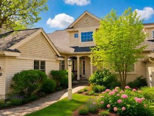 57 Carriage Hill Cir 57, Southborough, MA 01772