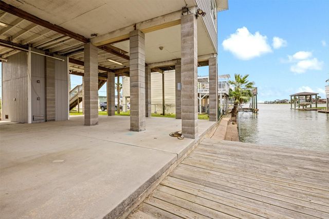 21 Edgewater Street, Hitchcock, TX 77563