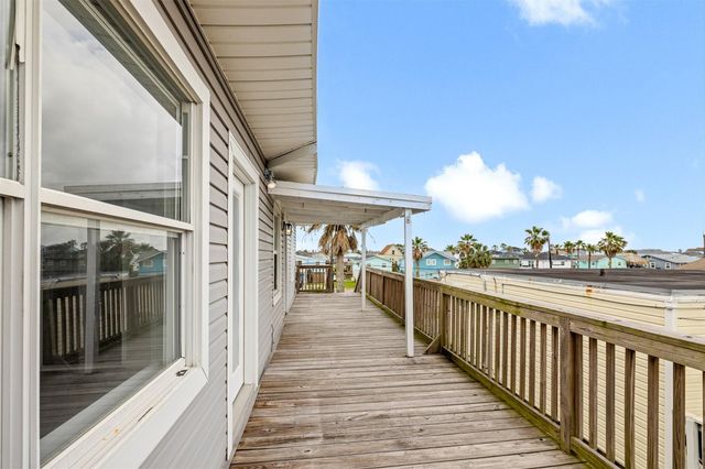 21 Edgewater Street, Hitchcock, TX 77563