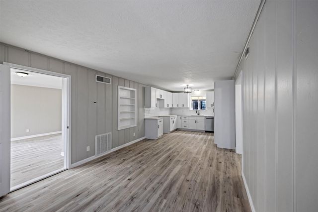 21 Edgewater Street, Hitchcock, TX 77563