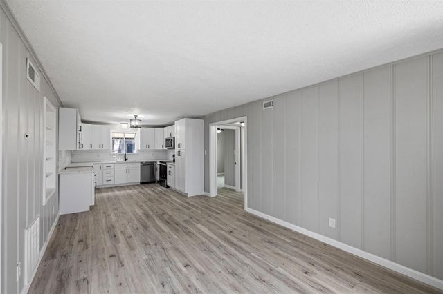 21 Edgewater Street, Hitchcock, TX 77563