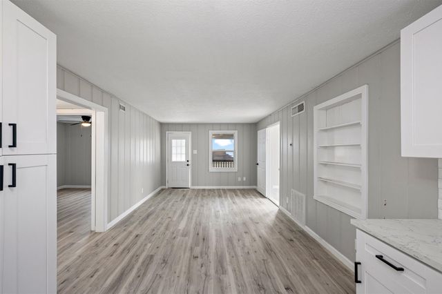 21 Edgewater Street, Hitchcock, TX 77563