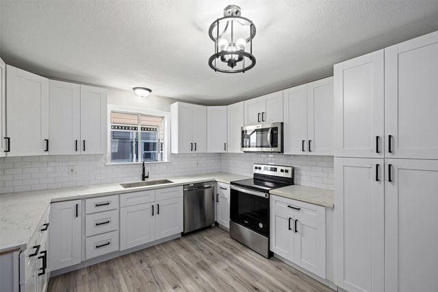 21 Edgewater Street, Hitchcock, TX 77563