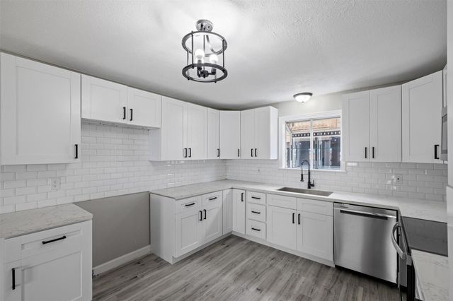 21 Edgewater Street, Hitchcock, TX 77563