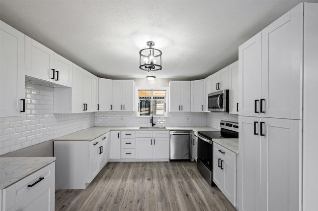 21 Edgewater Street, Hitchcock, TX 77563