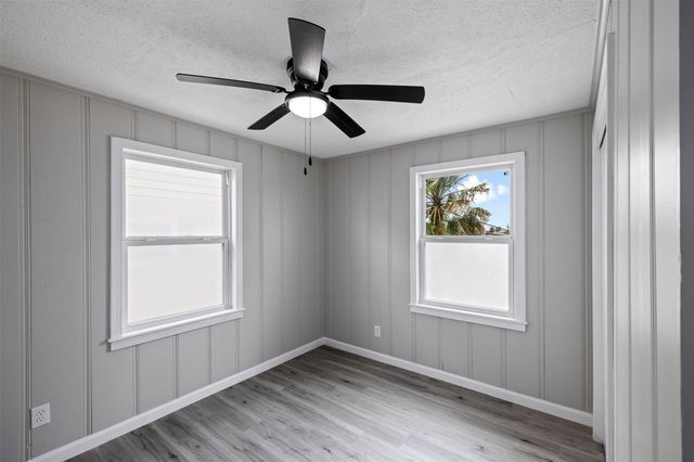 21 Edgewater Street, Hitchcock, TX 77563