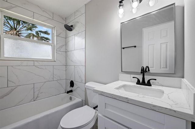 21 Edgewater Street, Hitchcock, TX 77563