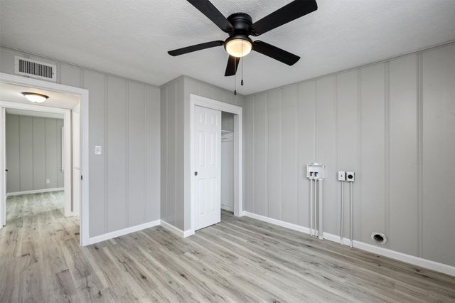 21 Edgewater Street, Hitchcock, TX 77563