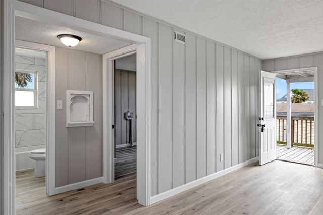 21 Edgewater Street, Hitchcock, TX 77563