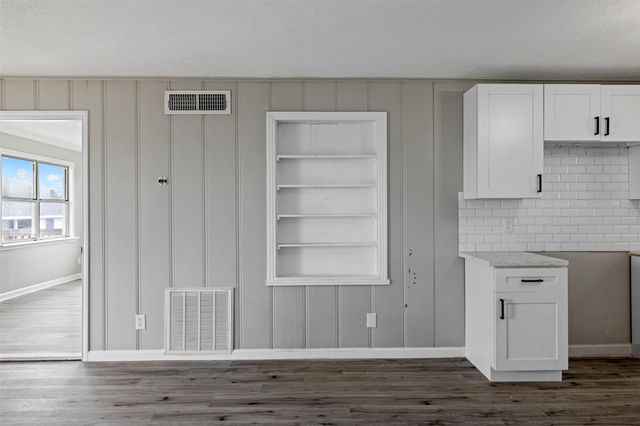 21 Edgewater Street, Hitchcock, TX 77563