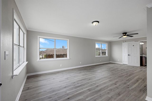 21 Edgewater Street, Hitchcock, TX 77563