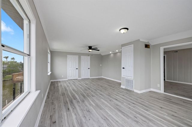 21 Edgewater Street, Hitchcock, TX 77563