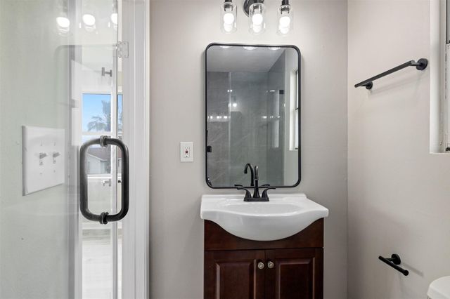 21 Edgewater Street, Hitchcock, TX 77563