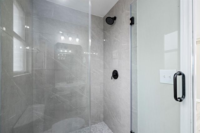 21 Edgewater Street, Hitchcock, TX 77563