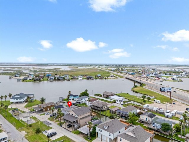 21 Edgewater Street, Hitchcock, TX 77563