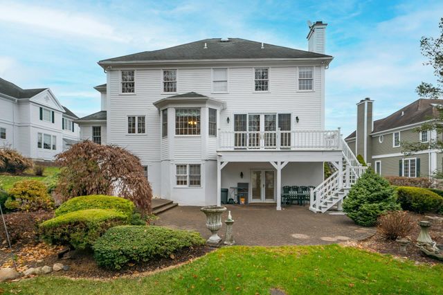 8 Meadow Lane, Manhasset, NY 11030