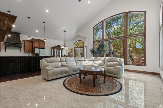 10637 S CRESCENT BEND DR, Sandy, UT 84070