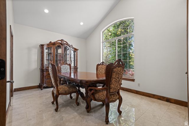 10637 S CRESCENT BEND DR, Sandy, UT 84070