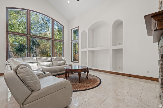 10637 S CRESCENT BEND DR, Sandy, UT 84070