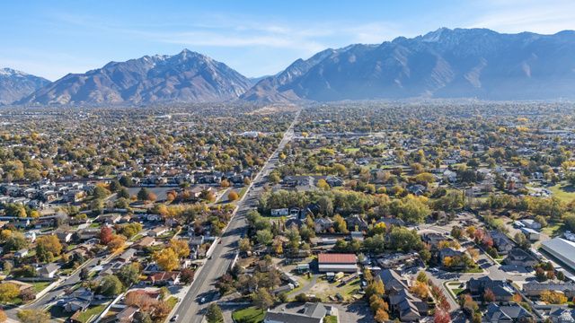 10637 S CRESCENT BEND DR, Sandy, UT 84070