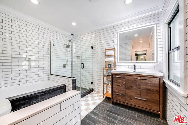 223 N St Andrews Place, Los Angeles, CA 90004