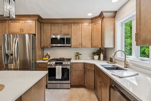 9 Trues Pkwy, Sandown, NH 03873