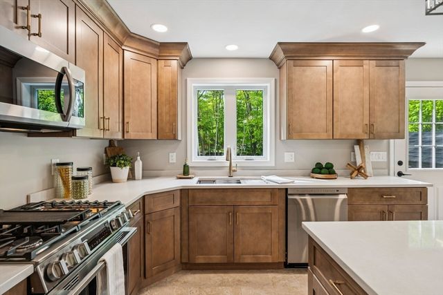 9 Trues Pkwy, Sandown, NH 03873