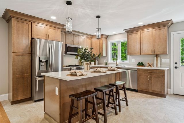 9 Trues Pkwy, Sandown, NH 03873