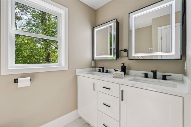 9 Trues Pkwy, Sandown, NH 03873