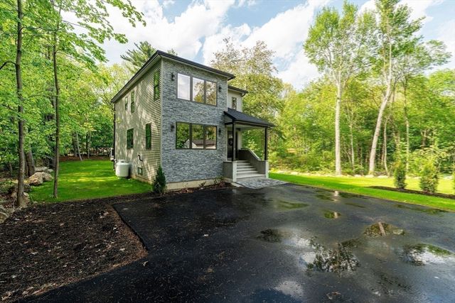 9 Trues Pkwy, Sandown, NH 03873