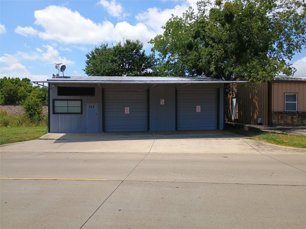 312 S Hampton Road, Crowley, TX 76036 — exterior