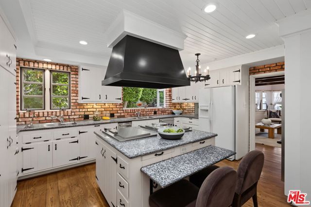 10770 Weyburn Avenue, Los Angeles, CA 90024