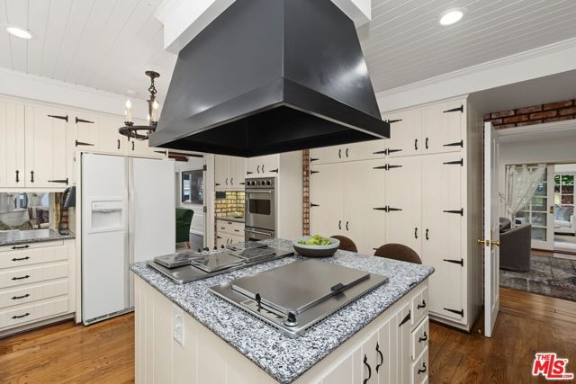 10770 Weyburn Avenue, Los Angeles, CA 90024