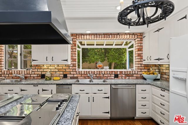 10770 Weyburn Avenue, Los Angeles, CA 90024