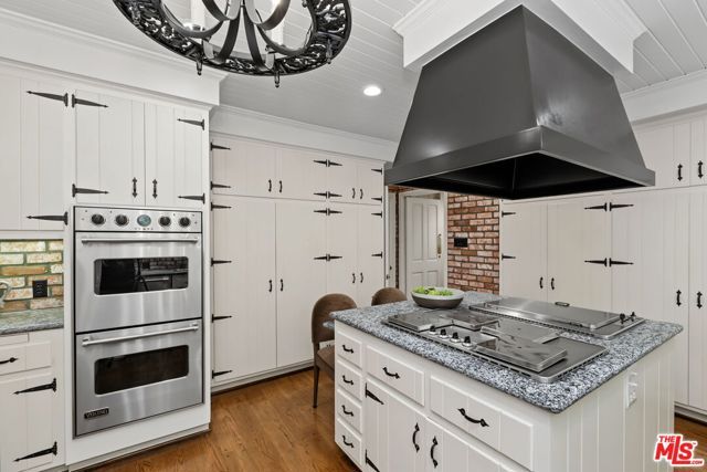 10770 Weyburn Avenue, Los Angeles, CA 90024
