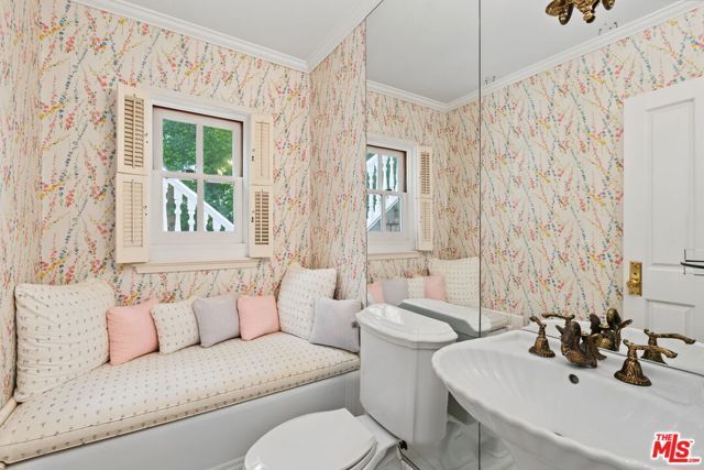10770 Weyburn Avenue, Los Angeles, CA 90024