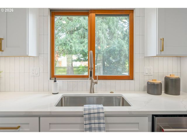 250 REGAL Ct, Eugene, OR 97401