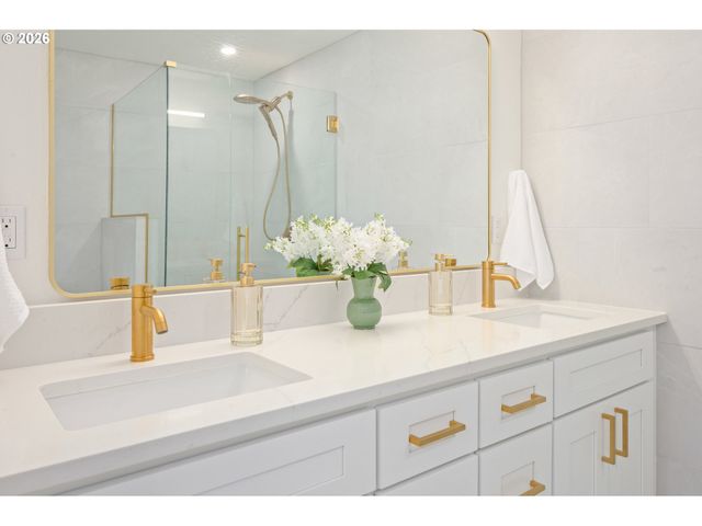 250 REGAL Ct, Eugene, OR 97401