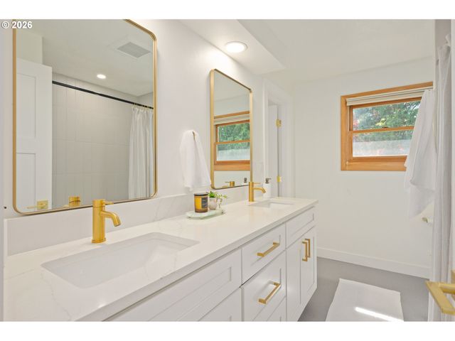 250 REGAL Ct, Eugene, OR 97401