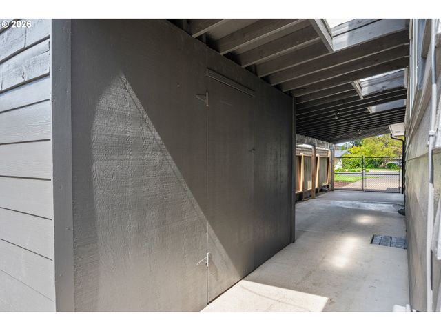 250 REGAL Ct, Eugene, OR 97401