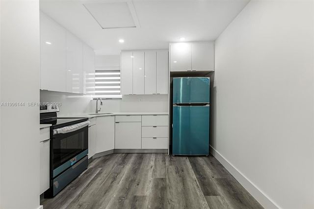 10370 SW 24th St B, Miami, FL 33165