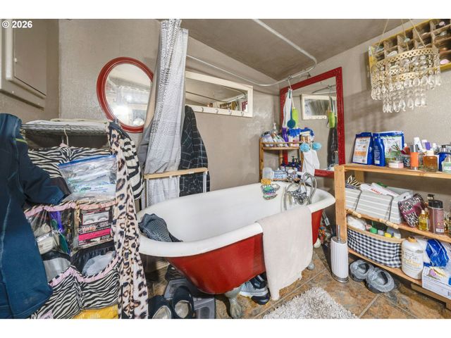 5716 Se 104TH Ave, Portland, OR 97266